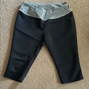 EUC Everlast F.I.T. Neoprene Black and Gray Athletic Workout Capris ❤️